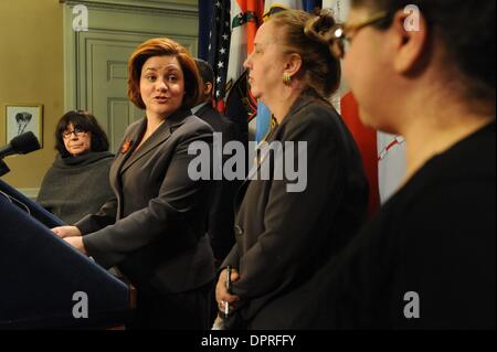 24. Februar 2009 spricht - Manhattan, New York, USA - Council Speaker CHRISTINE QUINN (C) als Ratsmitglied GALE BREWER (R) mit anderen Volksvertreter hält eine Pressekonferenz zur Unterstützung der vorgeschlagenen Bettwanzen Gesetzgebung.  (Kredit-Bild: © Bryan Smith/ZUMA Press) Einschränkungen: * New York City Zeitungen Rechte heraus * Stockfoto