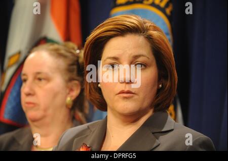 24. Februar 2009 spricht - Manhattan, New York, USA - Rat Lautsprecher CHRISTINE QUINN als Ratsmitglied GALE BREWER (L) mit anderen Volksvertreter hält eine Pressekonferenz zur Unterstützung der vorgeschlagenen Bettwanzen Gesetzgebung.  (Kredit-Bild: © Bryan Smith/ZUMA Press) Einschränkungen: * New York City Zeitungen Rechte heraus * Stockfoto