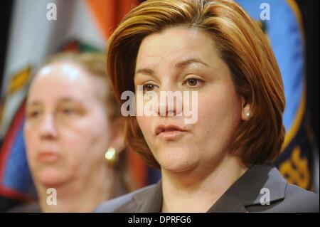 24. Februar 2009 spricht - Manhattan, New York, USA - Rat Lautsprecher CHRISTINE QUINN als Ratsmitglied GALE BREWER (L) mit anderen Volksvertreter hält eine Pressekonferenz zur Unterstützung der vorgeschlagenen Bettwanzen Gesetzgebung.  (Kredit-Bild: © Bryan Smith/ZUMA Press) Einschränkungen: * New York City Zeitungen Rechte heraus * Stockfoto