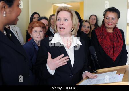 16. März 2009 - Manhattan, New York, USA - In einer Pressekonferenz in den Büros der Mädchen inc. 120 Wall Street Senator KIRSTEN GILLIBRAND Verknüpfungen mit führenden Stimmen für Frauen in New York auf Nachfrage Senat Aktion auf dem Gehaltsscheck Fairness Act, würde die Rechnung nehmen entscheidende Schritte, um Frauen zu verhandeln für Lohngleichheit und Stärkung der föderalen Outreach und Rechtsdurchsetzung.  (C Stockfoto