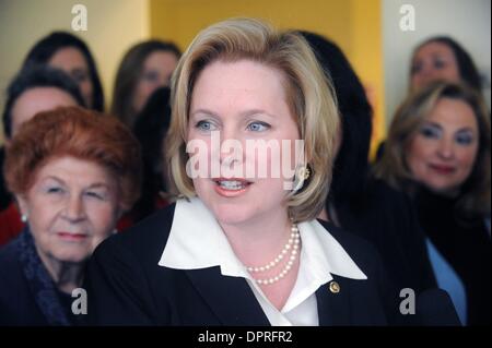 16. März 2009 - Manhattan, New York, USA - In einer Pressekonferenz in den Büros der Mädchen inc. 120 Wall Street Senator KIRSTEN GILLIBRAND Verknüpfungen mit führenden Stimmen für Frauen in New York auf Nachfrage Senat Aktion auf dem Gehaltsscheck Fairness Act, würde die Rechnung nehmen entscheidende Schritte, um Frauen zu verhandeln für Lohngleichheit und Stärkung der föderalen Outreach und Rechtsdurchsetzung.  (C Stockfoto