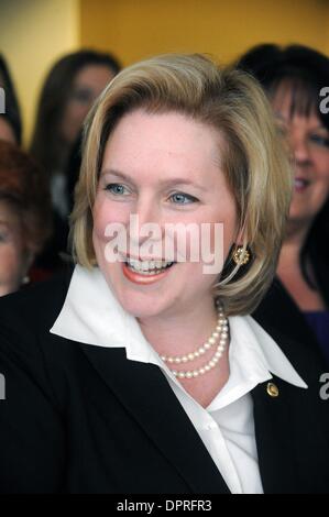 16. März 2009 - Manhattan, New York, USA - In einer Pressekonferenz in den Büros der Mädchen inc. 120 Wall Street Senator KIRSTEN GILLIBRAND Verknüpfungen mit führenden Stimmen für Frauen in New York auf Nachfrage Senat Aktion auf dem Gehaltsscheck Fairness Act, würde die Rechnung nehmen entscheidende Schritte, um Frauen zu verhandeln für Lohngleichheit und Stärkung der föderalen Outreach und Rechtsdurchsetzung.  (C Stockfoto