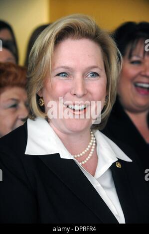 16. März 2009 - Manhattan, New York, USA - In einer Pressekonferenz in den Büros der Mädchen inc. 120 Wall Street Senator KIRSTEN GILLIBRAND Verknüpfungen mit führenden Stimmen für Frauen in New York auf Nachfrage Senat Aktion auf dem Gehaltsscheck Fairness Act, würde die Rechnung nehmen entscheidende Schritte, um Frauen zu verhandeln für Lohngleichheit und Stärkung der föderalen Outreach und Rechtsdurchsetzung.  (C Stockfoto