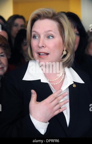 16. März 2009 - Manhattan, New York, USA - In einer Pressekonferenz in den Büros der Mädchen inc. 120 Wall Street Senator KIRSTEN GILLIBRAND Verknüpfungen mit führenden Stimmen für Frauen in New York auf Nachfrage Senat Aktion auf dem Gehaltsscheck Fairness Act, würde die Rechnung nehmen entscheidende Schritte, um Frauen zu verhandeln für Lohngleichheit und Stärkung der föderalen Outreach und Rechtsdurchsetzung.  (C Stockfoto