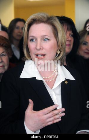 16. März 2009 - Manhattan, New York, USA - In einer Pressekonferenz in den Büros der Mädchen inc. 120 Wall Street Senator KIRSTEN GILLIBRAND Verknüpfungen mit führenden Stimmen für Frauen in New York auf Nachfrage Senat Aktion auf dem Gehaltsscheck Fairness Act, würde die Rechnung nehmen entscheidende Schritte, um Frauen zu verhandeln für Lohngleichheit und Stärkung der föderalen Outreach und Rechtsdurchsetzung.  (C Stockfoto