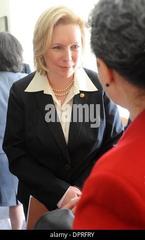 16. März 2009 - Manhattan, New York, USA - In einer Pressekonferenz in den Büros der Mädchen inc. 120 Wall Street Senator KIRSTEN GILLIBRAND Verknüpfungen mit führenden Stimmen für Frauen in New York auf Nachfrage Senat Aktion auf dem Gehaltsscheck Fairness Act, würde die Rechnung nehmen entscheidende Schritte, um Frauen zu verhandeln für Lohngleichheit und Stärkung der föderalen Outreach und Rechtsdurchsetzung.  (C Stockfoto