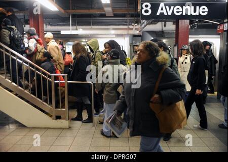 24. März 2009 - Manhattan, New York, USA - Pendler an der 14th Street u-Bahnstation als der MTA Doomsday Budgetplan - ein Defizit von $ 1,2 Milliarden - Stecker ist für eine Abstimmung am morgigen Vorstandssitzung festgelegt. Das Budget beinhaltet Fahrpreis erhöht und Service Schnitt Rücken als staatliche Gesetzgeber Stall auf einen Rettungsplan.  (Kredit-Bild: © Bryan Smith/ZUMA Press) Einschränkungen: * New York City Newspap Stockfoto