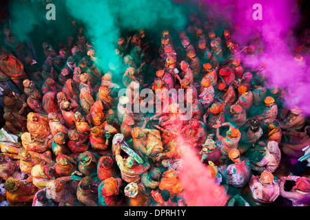 Männer aus Nandgaon & Barsana sitzen Angesicht zu Angesicht in eine Samaaj (eine Gemeinde sammeln) während des Festivals von Holi Uttar Pradesh, Indien Stockfoto