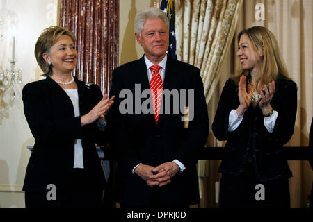 2. Februar 2009 - Washington, District Of Columbia, USA - ehemalige US Präsident BILL CLINTON, erste Tochter CHELSEA CLINTON und Außenministerin HILLARY CLINTON auf der Bühne Hillary die Vereidigung als 67. United States Secretary Of State. (Kredit-Bild: © James Berglie/ZUMA Press) Stockfoto