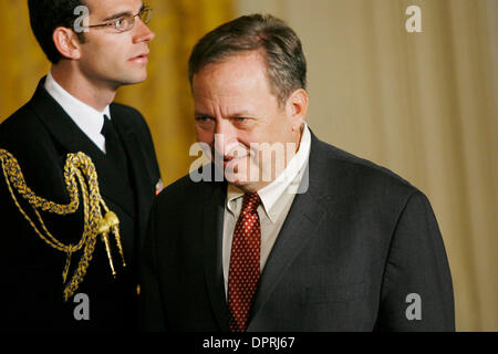 6. Februar 2009 - Washington, District Of Columbia, USA - LARRY SUMMERS, Leiter des National Economic Council des weißen Hauses auf einer Pressekonferenz im Weißen Haus. Präsident Barack Obama unterzeichnete eine Ausführungsverordnung, die heute zur Gründung einer neuen weißen Haus Erholung Wirtschaftsbeirat. Der Vorstand soll in ein breites Spektrum an Perspektiven bringen und berät den Präsidenten auf Stockfoto