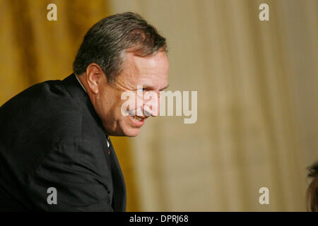 6. Februar 2009 - Washington, District Of Columbia, USA - LARRY SUMMERS, Leiter des National Economic Council des weißen Hauses auf einer Pressekonferenz im Weißen Haus. Präsident Barack Obama unterzeichnete eine Ausführungsverordnung, die heute zur Gründung einer neuen weißen Haus Erholung Wirtschaftsbeirat. Der Vorstand soll in ein breites Spektrum an Perspektiven bringen und berät den Präsidenten auf Stockfoto