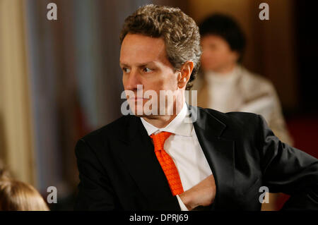 6. Februar 2009 - Washington, District Of Columbia, USA - Finanzminister TIMOTHY GEITHNER auf einer Pressekonferenz im Weißen Haus. Präsident Barack Obama unterzeichnete eine Ausführungsverordnung, die heute zur Gründung einer neuen weißen Haus Erholung Wirtschaftsbeirat. Der Vorstand soll in ein breites Spektrum an Perspektiven bringen und berät den Präsidenten auf Möglichkeiten der Econo zur Stockfoto