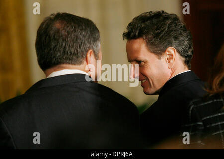 6. Februar 2009 - Washington, District Of Columbia, USA - Finanzminister TIMOTHY GEITHNER und LARRY SUMMERS, Leiter des National Economic Council White House auf einer Pressekonferenz im Weißen Haus. Präsident Barack Obama unterzeichnete eine Ausführungsverordnung, die heute zur Gründung einer neuen weißen Haus Erholung Wirtschaftsbeirat. Der Vorstand soll in ein breites Spektrum an Perspektiven bringen Stockfoto