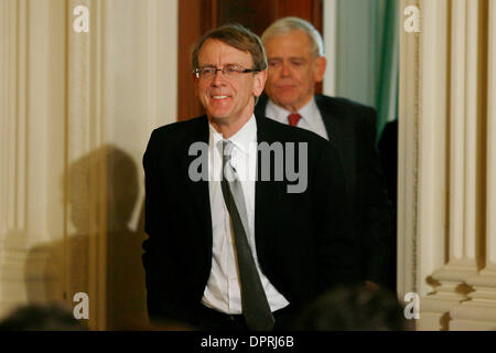 6. Februar 2009 - Washington, District Of Columbia, USA - Venture Capitalist und Partner von Kliner, Perkins, Caufield & Byers JOHN DOERR auf einer Pressekonferenz im Weißen Haus. Präsident Barack Obama unterzeichnete eine Ausführungsverordnung, die heute zur Gründung einer neuen weißen Haus Erholung Wirtschaftsbeirat. Das Board soll in ein breites Spektrum an Perspektiven bringen und beraten die Stockfoto