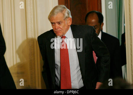 6. Februar 2009 - Washington, District Of Columbia, USA - ehemaliger Vorsitzender der Securities and Exchange Commission WILLIAM DONALDSON auf einer Pressekonferenz im Weißen Haus. Präsident Barack Obama unterzeichnete eine Ausführungsverordnung, die heute zur Gründung einer neuen weißen Haus Erholung Wirtschaftsbeirat. Der Vorstand soll bringen ein breites Spektrum an Perspektiven und geben Ratschläge für den Pres Stockfoto