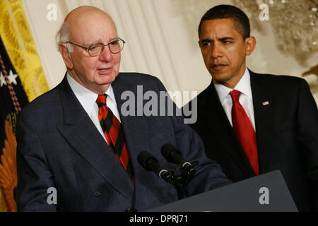 6. Februar 2009 spricht - Washington, District Of Columbia, USA - Vorstandsvorsitzender der neu gegründeten wirtschaftliche Erholung, PAUL VOLCKER im Weißen Haus, nachdem Präsident BARACK OBAMA die Bildung des neuen Beirats kündigt. Präsident Barack Obama unterzeichnete eine Ausführungsverordnung, die heute zur Gründung einer neuen weißen Haus Erholung Wirtschaftsbeirat. Der Vorstand soll bringen eine Stockfoto