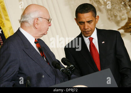 6. Februar 2009 spricht - Washington, District Of Columbia, USA - Vorstandsvorsitzender der neu gegründeten wirtschaftliche Erholung, PAUL VOLCKER im Weißen Haus, nachdem Präsident BARACK OBAMA die Bildung des neuen Beirats kündigt. Präsident Barack Obama unterzeichnete eine Ausführungsverordnung, die heute zur Gründung einer neuen weißen Haus Erholung Wirtschaftsbeirat. Der Vorstand soll bringen eine Stockfoto