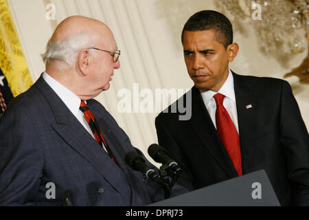 6. Februar 2009 spricht - Washington, District Of Columbia, USA - Vorstandsvorsitzender der neu gegründeten wirtschaftliche Erholung, PAUL VOLCKER im Weißen Haus, nachdem Präsident BARACK OBAMA die Bildung des neuen Beirats kündigt. Präsident Barack Obama unterzeichnete eine Ausführungsverordnung, die heute zur Gründung einer neuen weißen Haus Erholung Wirtschaftsbeirat. Der Vorstand soll bringen eine Stockfoto