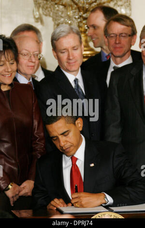 6. Februar 2009 - Washington, District Of Columbia, USA - mit Mitgliedern des neu erstellte Economic Recovery Advisory Board hinter ihm, unterzeichnet Präsident BARACK OBAMA eine Ausführungsverordnung zur Gründung der neuen Vorstands auf einer Pressekonferenz im Weißen Haus. Präsident Barack Obama unterzeichnete eine Ausführungsverordnung, die heute zur Gründung einer neuen weißen Haus Erholung Wirtschaftsbeirat. Das Board ist de Stockfoto