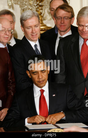 6. Februar 2009 - Washington, District Of Columbia, USA - mit Mitgliedern des neu erstellte Economic Recovery Advisory Board hinter ihm, unterzeichnet Präsident BARACK OBAMA eine Ausführungsverordnung zur Gründung der neuen Vorstands auf einer Pressekonferenz im Weißen Haus. Präsident Barack Obama unterzeichnete eine Ausführungsverordnung, die heute zur Gründung einer neuen weißen Haus Erholung Wirtschaftsbeirat. Das Board ist de Stockfoto