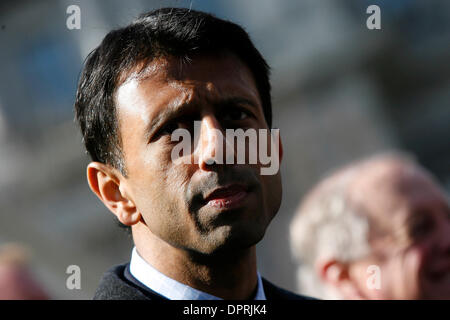 23. Februar 2009 spricht - Washington, D.C. USA - Louisiana Gouverneur BOBBY JINDAL Reporter außerhalb des weißen Hauses als Gouverneure vom ganzen Land einberufen, auf dem weißen Haus zu diskutieren, wie ihre Staaten das Geld aus Obamas Stimulus-Paket verwenden. Bild: © James Berglie/ZUMA Press) Stockfoto