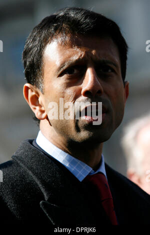 23. Februar 2009 spricht - Washington, D.C. USA - Louisiana Gouverneur BOBBY JINDAL Reporter außerhalb des weißen Hauses als Gouverneure vom ganzen Land einberufen, auf dem weißen Haus zu diskutieren, wie ihre Staaten das Geld aus Obamas Stimulus-Paket verwenden. Bild: © James Berglie/ZUMA Press) Stockfoto