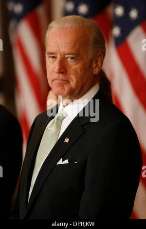 26. Februar 2009 - Washington, District Of Columbia, USA - Vize-Präsident JOE BIDEN zusieht wie Präsident Barack Obama an die Presse spricht, wie er den Bundeshaushalt 2010 verkündet. Obama sagte, daß er "... erbte ein Billionen-Dollar-Defizit, das dauert eine lange Zeit für uns, in der Nähe..." und auch kommentiert, dass vorherige Haushalte "große Summen aus den Büchern, einschließlich th verlassen worden Stockfoto