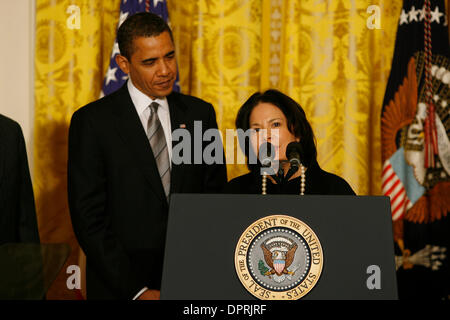 2. März 2009 spricht - Washington, DC, USA - NANCY ANN DePARLE gegenüber der Presse, wie Präsident BARACK OBAMA im East Room des weißen Hauses beobachtet.  Die Shakespears gab heute bekannt, dass Gouverneur Sebelius der Abteilung Health And Human Services für seine Verwaltung Leiter wird und DeParle als Direktor des White House Office for Health Reform dient.  Darüber hinaus die p Stockfoto