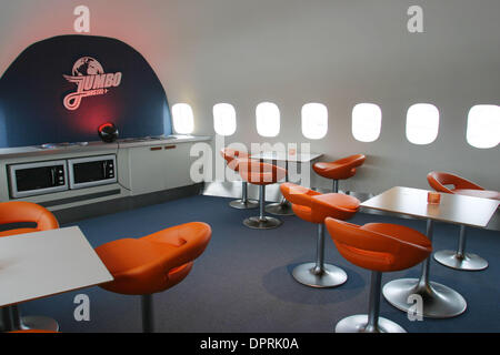 13. März 2009 - Stockholm, Schweden - die Welt ist erste "Jumbo Hostel' am Flughafen Stockholm Arlanda. Das Flugzeug, eine stillgelegte Modell Jumbo-Jet 747-200 im Jahr 1976 erbaut wurde zuletzt von Transjet, eine schwedische Fluggesellschaft betrieben, die im Jahr 2002 in Konkurs ging. Es wurde ursprünglich für Singapore Airlines und später serviert mit legendären Pan Am und vom Hotelier Oscar Dios erworben wurde. Die "Host Stockfoto