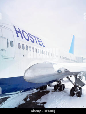 13. März 2009 - Stockholm, Schweden - die Welt ist erste "Jumbo Hostel' am Flughafen Stockholm Arlanda. Das Flugzeug, eine stillgelegte Modell Jumbo-Jet 747-200 im Jahr 1976 erbaut wurde zuletzt von Transjet, eine schwedische Fluggesellschaft betrieben, die im Jahr 2002 in Konkurs ging. Es wurde ursprünglich für Singapore Airlines und später serviert mit legendären Pan Am und vom Hotelier Oscar Dios erworben wurde. Die "Host Stockfoto