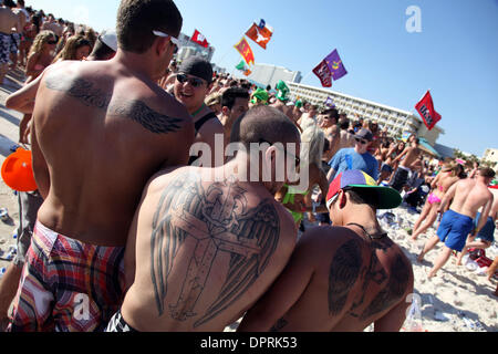 17. März 2009 - Panama City Beach, Florida, USA - College-Studenten zeigen ihre Tattoos während Spring Break 2009. (Kredit-Bild: © Shane Babin/ZUMA Press) Stockfoto