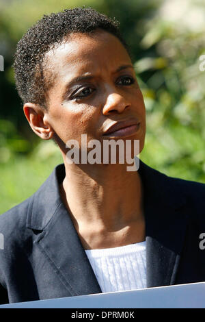 27. April 2009 Proteste außerhalb der sudanesischen Botschaft - Washington, DC, USA - Kongressabgeordnete DONNA EDWARDS (D -MD). Demonstranten versammelt, um gegen den Sudan, behauptet, dass die Darfur auszusprechen Völkermord, mehr als 400.000 Zivilisten und schreien für die Vereinigten Staaten, China, der arabischen Liga, der Afrikanischen Union und der Europäischen Union getötet hat, die Region zu befrieden. (Kredit-Bild: © J Stockfoto