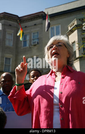 27. April 2009 Proteste außerhalb der sudanesischen Botschaft - Washington, DC, USA - Kongressabgeordnete LYNN WOOLSEY (D -CA). Demonstranten versammelt, um gegen den Sudan, behauptet, dass die Darfur auszusprechen Völkermord, mehr als 400.000 Zivilisten und schreien für die Vereinigten Staaten, China, der arabischen Liga, der Afrikanischen Union und der Europäischen Union getötet hat, die Region zu befrieden. (Kredit-Bild: © Ja Stockfoto