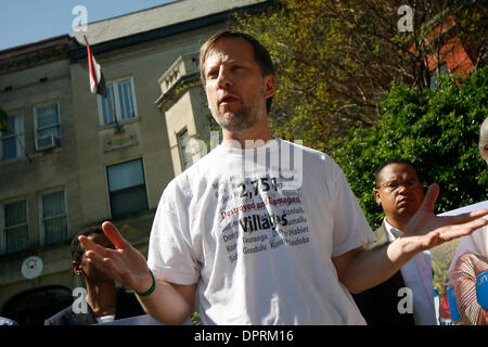 27. April 2009 Proteste außerhalb der sudanesischen Botschaft - Washington, DC, USA - sparen Darfur Koalition Präsident JERRY FOWLER. Demonstranten versammelt, um gegen den Sudan, behauptet, dass die Darfur auszusprechen Völkermord, mehr als 400.000 Zivilisten und schreien für die Vereinigten Staaten, China, der arabischen Liga, der Afrikanischen Union und der Europäischen Union getötet hat, die Region zu befrieden. (Credit Stockfoto