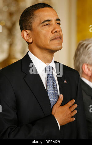 1. Mai 2009 - Washington, District Of Columbia, USA - Präsident BARACK OBAMA besucht die Einbürgerung Zeremonie für Service-Mitglieder aktiven Dienst. Die Zeremonie erkennt den Beitrag der Einwanderer Mitglieder der US-Streitkräfte.  (Kredit-Bild: © James Berglie/ZUMA Press) Stockfoto