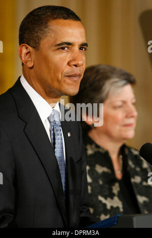 1. Mai 2009 spricht - Washington, District Of Columbia, USA - mit US Homeland Security Director JANET NAPOLITANO auf, Präsident BARACK OBAMA bei der Einbürgerung-Zeremonie für Service-Mitglieder aktiven Dienst. Die Zeremonie erkennt den Beitrag der Einwanderer Mitglieder der US-Streitkräfte.  (Kredit-Bild: © James Berglie/ZUMA Press) Stockfoto