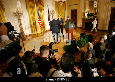 1. Mai 2009 - Washington, District Of Columbia, USA - Präsident BARACK OBAMA präsentiert PETER Zitrone mit herausragenden amerikanischen von Choice Award, der die herausragenden Leistungen der erkennt eingebürgerte US-Bürger während der Zeremonie der Einbürgerung für aktiven Dienst Service-Mitglieder im Weißen Haus. Die Zeremonie erkennt die Beiträge von eingewanderten Mitgliedern des die Stockfoto