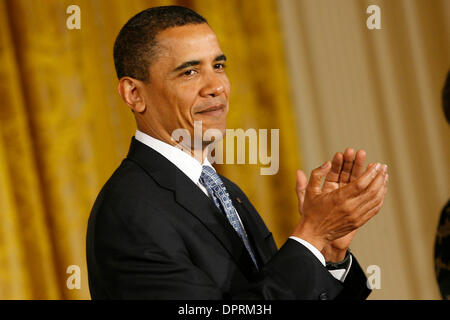 1. Mai 2009 - Washington, District Of Columbia, USA - Präsident BARACK OBAMA besucht die Einbürgerung Zeremonie für Service-Mitglieder aktiven Dienst. Die Zeremonie erkennt den Beitrag der Einwanderer Mitglieder der US-Streitkräfte.  (Kredit-Bild: © James Berglie/ZUMA Press) Stockfoto