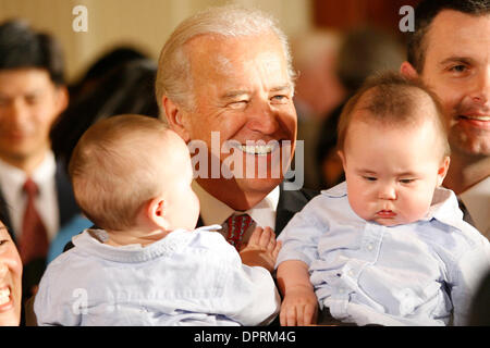 1. Mai 2009 - Washington, District Of Columbia, USA - Vize-Präsident JOE BIDEN hält junge Besucher im East Room des weißen Hauses nach einer Vereidigung für US-Handelsminister Locke, und uns Gesundheit und Human Services Sekretär Sebelius.  (Kredit-Bild: © James Berglie/ZUMA Press) Stockfoto