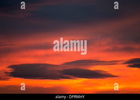 dunkle Wolke auf Roter Himmel - Zwielicht - Sonnenuntergang Farben Stockfoto