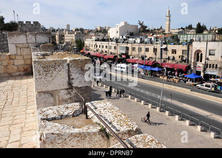 10. Dezember 2008 - Jerusalem, Israel - Salah Ad Din Straße. Den hoch aufragenden zählt rund um die Mauern der alten Stadt eine beeindruckende Union von mittelalterlichen und des Nahen Ostens architektonischen Besonderheiten, Jerusalems auffälligsten Merkmale. Die Wände wurden von Ottoman-Sultan Suleiman dem prächtigen, beauftragt, die stark in die Entwicklung von Jerusalem während des 16. Jahrhunderts investiert. Die Wand-ro Stockfoto