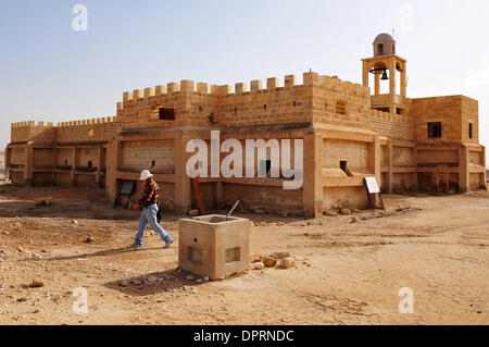 14. Dezember 2008 - Jericho, Israel - Pilger im Heiligen Land dieses Weihnachten Qasr el Yahud Taufstelle ihrer Pilgerreise erweiterbar. Die historische Stätte ist, wo Johannes der Täufer Jesus getauft. Es ist auch der Ort wo Joshuah die Kinder Israels über den Fluss in das verheißene Land Kanaan und letzten Tage Israel geführt. Südlich von Jerusalem auf dem Weg zum Toten Meer, Stockfoto