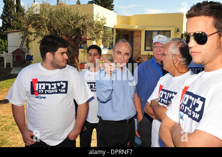 19. Dezember 2008 - Sderot, Israel - UZI LANDAU, israelischer Politiker und ehemaliger Minister und Mitglied der Knesset, besucht von Israel Baytenu Mitgliedspartei Sderot und Kefar Azza. Er kam mit einem anderen 100 Mitglieder von Israel Baytenu Partei, die Menschen in Sderot eine Dthe rund um Sackgassen um den Gaza-Streifen an den Tag, das Ende der Waffenruhe zwischen Israel und der Hamas zu unterstützen. (Cr Stockfoto