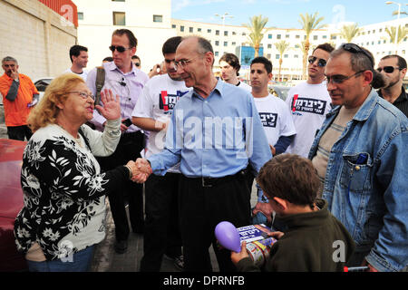 19. Dezember 2008 - Sderot, Israel - UZI LANDAU, israelischer Politiker und ehemaliger Minister und Mitglied der Knesset, besucht von Israel Baytenu Mitgliedspartei Sderot und Kefar Azza. Er kam mit einem anderen 100 Mitglieder von Israel Baytenu Partei, die Menschen in Sderot eine Dthe rund um Sackgassen um den Gaza-Streifen an den Tag, das Ende der Waffenruhe zwischen Israel und der Hamas zu unterstützen. (Cr Stockfoto