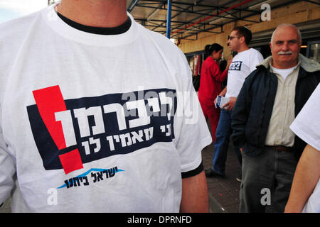 19. Dezember 2008 - Sderot, Israel - Uzi Landau (nicht abgebildet), israelischer Politiker und ehemaliger Minister und Mitglied der Knesset, besucht von Israel Baytenu Mitgliedspartei Sderot und Kefar Azza. Kam er mit einer anderen 100 Mitglieder des Israel-Baytenu-Party zur Unterstützung des Volkes von Sderot eine Dthe rund um Sackgassen um den Gaza-Streifen an den Tag, das Ende der nicht mehr zwischen Israel Feuer Stockfoto