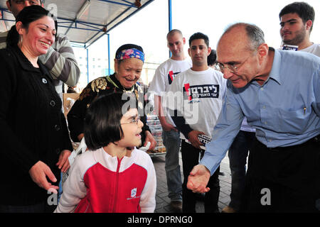 19. Dezember 2008 - Sderot, Israel - UZI LANDAU, israelischer Politiker und ehemaliger Minister und Mitglied der Knesset, besucht von Israel Baytenu Mitgliedspartei Sderot und Kefar Azza. Er kam mit einem anderen 100 Mitglieder von Israel Baytenu Partei, die Menschen in Sderot eine Dthe rund um Sackgassen um den Gaza-Streifen an den Tag, das Ende der Waffenruhe zwischen Israel und der Hamas zu unterstützen. (Cr Stockfoto