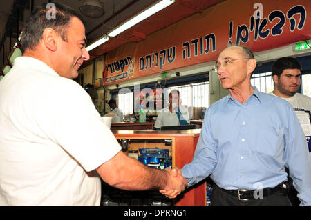 19. Dezember 2008 - Sderot, Israel - UZI LANDAU, israelischer Politiker und ehemaliger Minister und Mitglied der Knesset, besucht von Israel Baytenu Mitgliedspartei Sderot und Kefar Azza. Er kam mit einem anderen 100 Mitglieder von Israel Baytenu Partei, die Menschen in Sderot eine Dthe rund um Sackgassen um den Gaza-Streifen an den Tag, das Ende der Waffenruhe zwischen Israel und der Hamas zu unterstützen. (Cr Stockfoto