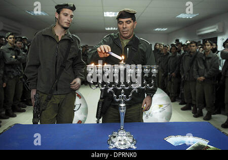 23. Dezember 2008 - zündet Jerusalem, Israel - GABI ASHKENAZI, der 19. Chef des Generalstabs - Ramatkal - der Israel Defence Forces, Kerzen mit seinen Soldaten für den dritten Tag des jüdischen Feiertages Chanukka auf Dienstag, 23. Dezember 2008. (Kredit-Bild: © IDF/Chamäleons Auge/ZUMA Press) Stockfoto