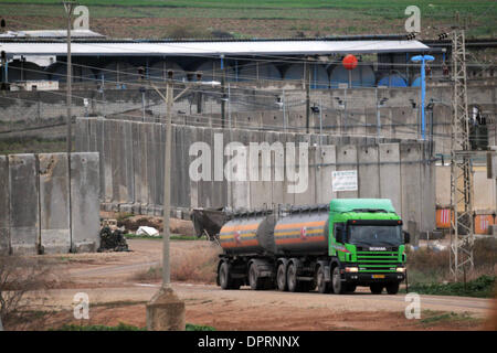 26. Dezember 2008 - Nachal Oz, Israel - Lastwagen mit humanitäre Hilfe nach Gaza durch die Karni Crossing in Israel. Gaza-Terroristen intensiviert ihre Angriffe, brennen mindestens 25 Mörsergranaten auf den Süden über Nacht, von denen ein Gebäude in der Region Eshkol getroffen. Niemand wurde verletzt in die Angriffe, aber wurde das Gebäude beschädigt. Trotz Mörsergranaten erlaubte Israel humanitar Stockfoto