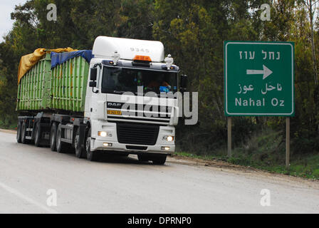 26. Dezember 2008 - Nachal Oz, Israel - Lastwagen mit humanitäre Hilfe nach Gaza durch die Karni Crossing in Israel. Gaza-Terroristen intensiviert ihre Angriffe, brennen mindestens 25 Mörsergranaten auf den Süden über Nacht, von denen ein Gebäude in der Region Eshkol getroffen. Niemand wurde verletzt in die Angriffe, aber wurde das Gebäude beschädigt. Trotz Mörsergranaten erlaubte Israel humanitar Stockfoto